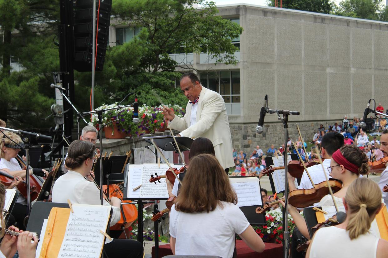 Conductor Jaime Morales Matos leads the Central Ohio Symphony.
