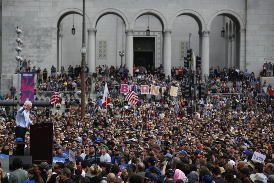 Un masivo mitin político del precandidato presidencial demócrata socialista Bernie Sanders en Los Ángeles, California. (AP)