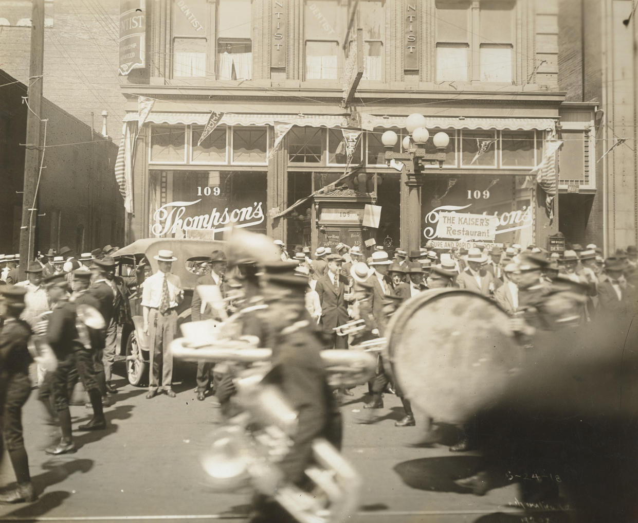 En una fotografía sin fecha proporcionada por Archivos Nacionales y Administración de Documentos de Estados Unidos, estadounidenses protestan contra un restaurante que se percibió como proalemán durante la Primera Guerra Mundial. (Archivos Nacionales y Administración de Documentos de Estados Unidos vía The New York Times)