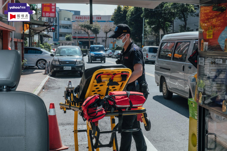 119只負責緊急醫療；醫療院所的救護車僅負責少數院際轉送；跨醫院的救護運送，幾乎都以民間救護車為主。防疫工作千頭萬緒，民間救護車形同「防疫孤兒」。（攝影／余志偉）