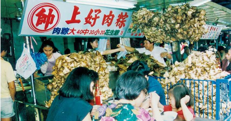 1980年代，上好夜市攤前堆滿粽子，端午節時的忙碌景象。（圖／上好肉粽提供）