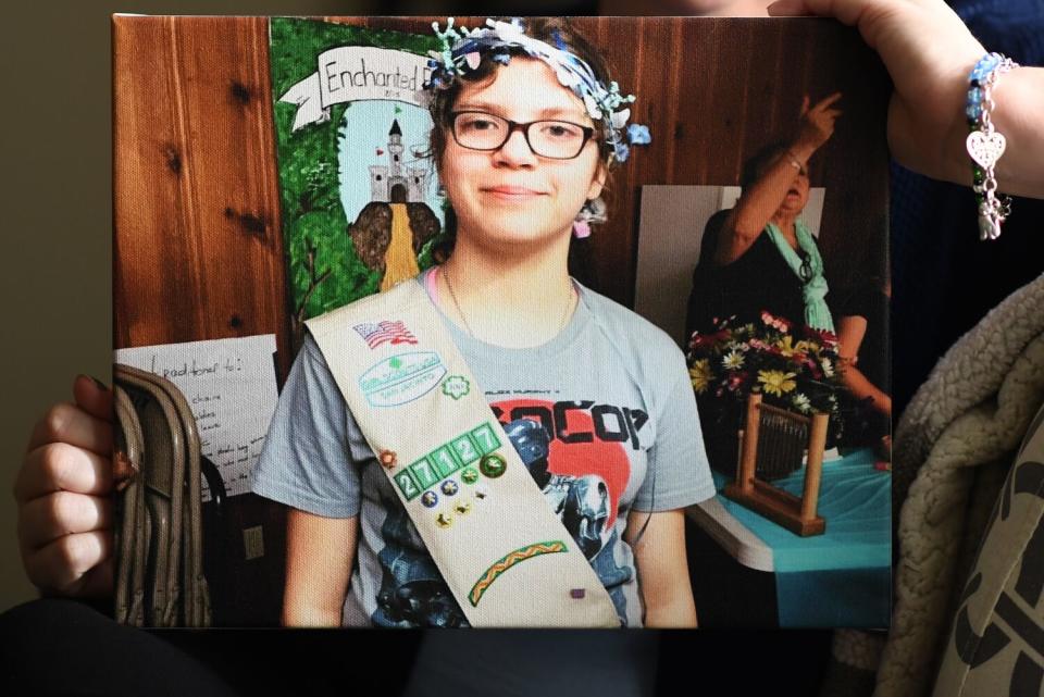 Rhonda Hart holds a picture of her daughter, Kimberly Vaughan