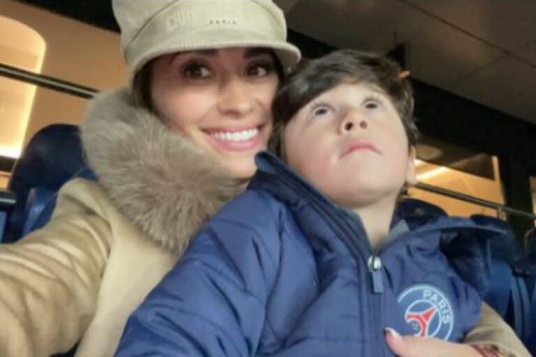 Antonela Roccuzzo alentó a Lionel Messi desde la tribuna junto a Mateo Messi