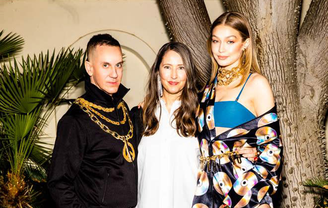 Sie verkündeten die H&M-Designer-Kooperation live: Moschino-Kreativdirektor Jeremy Scott und Model Gigi Hadid (r.), hier mit Moschino-Kreativberaterin Ann-Sofie Johansson. (Bild: H&M)