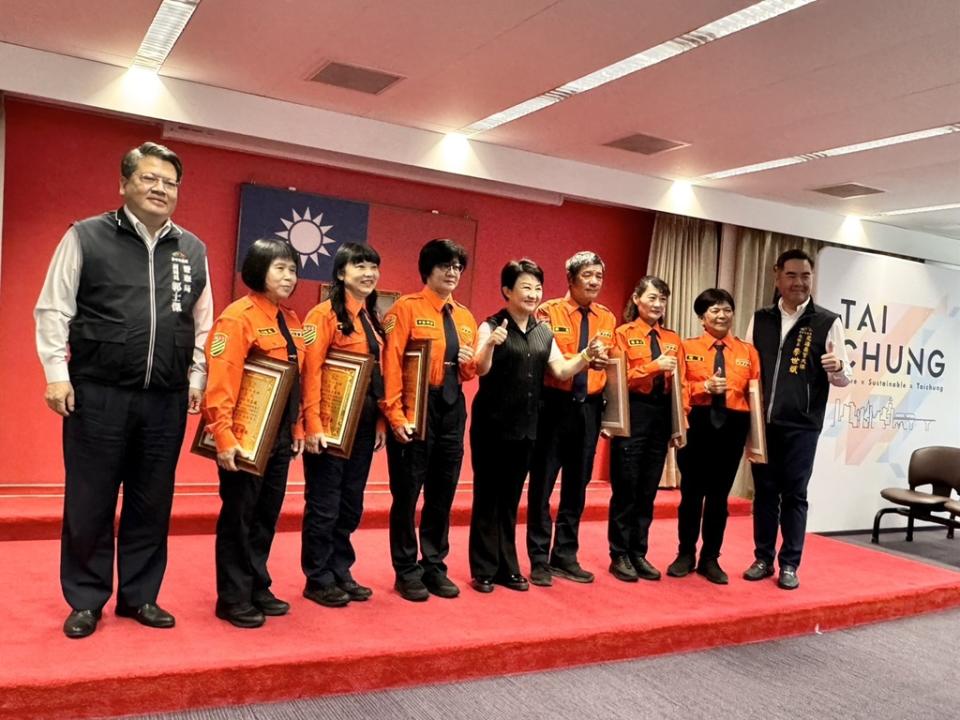 臺中市市長盧秀燕頒獎表揚「112年度績優交通義勇警察」。(圖/記者澄石翻攝)