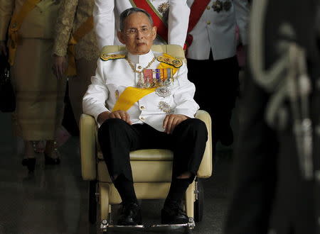 Thailand's King Bhumibol Adulyadej leaves Siriraj Hospital to the Grand Palace in Bangkok in this December 5, 2011 file photo. REUTERS/Damir Sagolj/Files