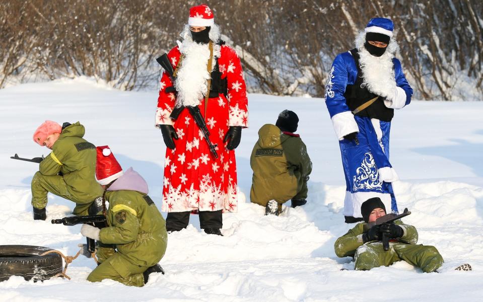 Soldiers dressed as Father Frost (Russian Santa Clause) run an obstacle course organized by the Russian National Guard during the holiday season - Danil Aikin /TASS