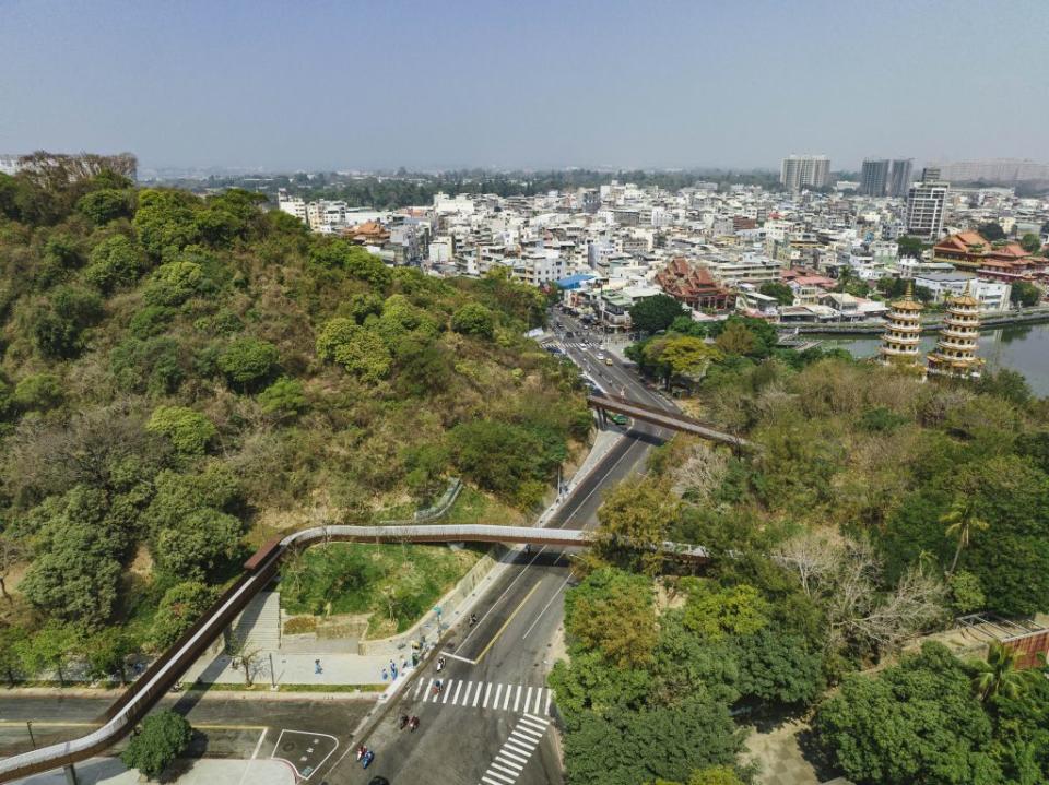 「見城之道」完工啟用，縫合了自一九三０年代因開闢道路被切開的龜山。　（記者王正平攝）