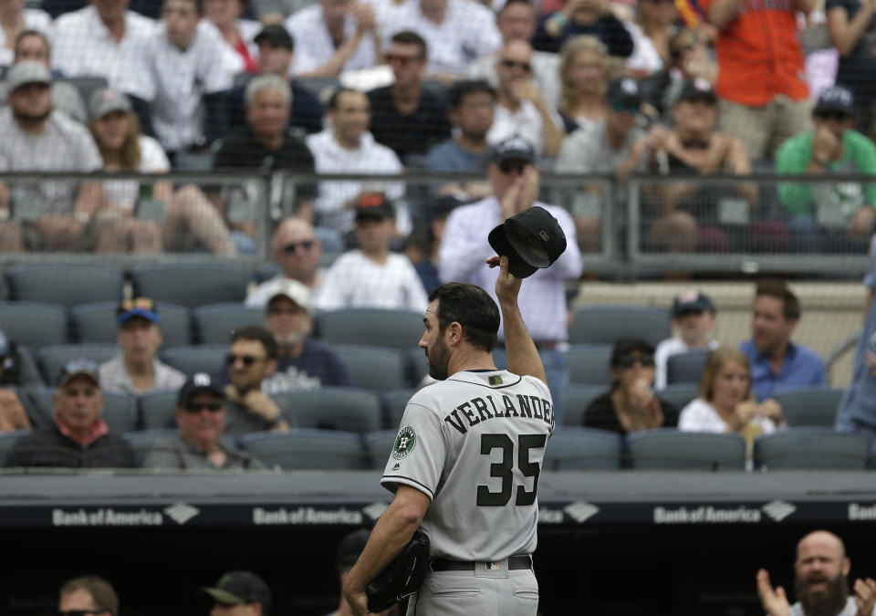 Houston Astros starting pitcher Justin Verlander tips his cap to the booing Yankees crowd during as he exists in the seventh inning. (AP Photo)