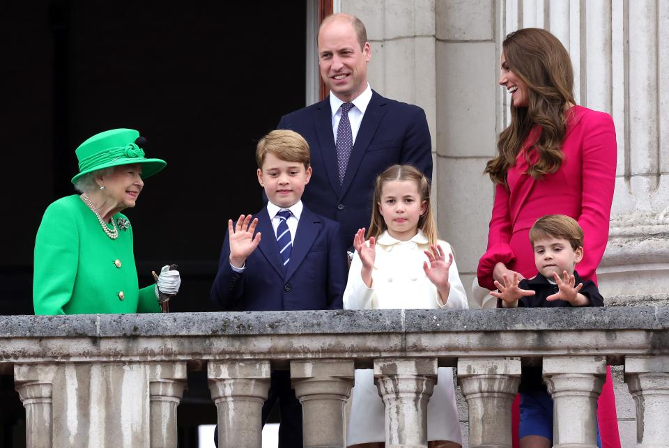 royals on palace balcony
