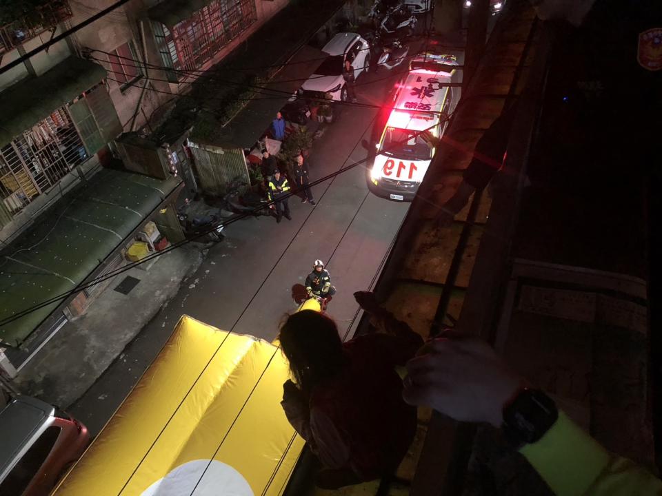<strong>基隆一名女子昨晚站在公寓4樓雨遮，疑似要跳樓，警消到場救援。（圖／翻攝畫面）</strong>