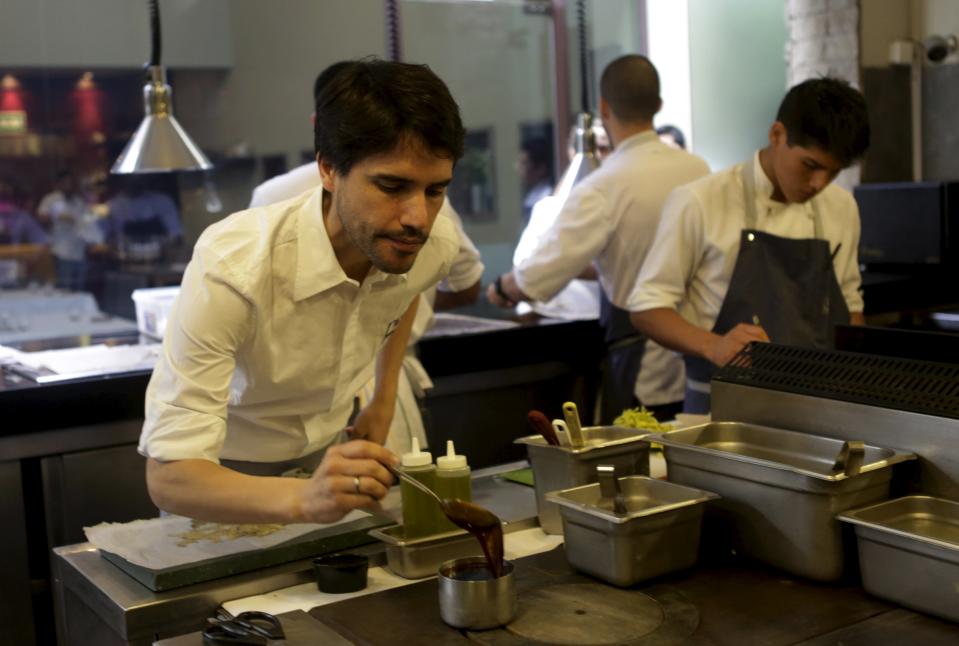 Virgilio Martinez en la cocina de Central. REUTERS/Mariana Bazo