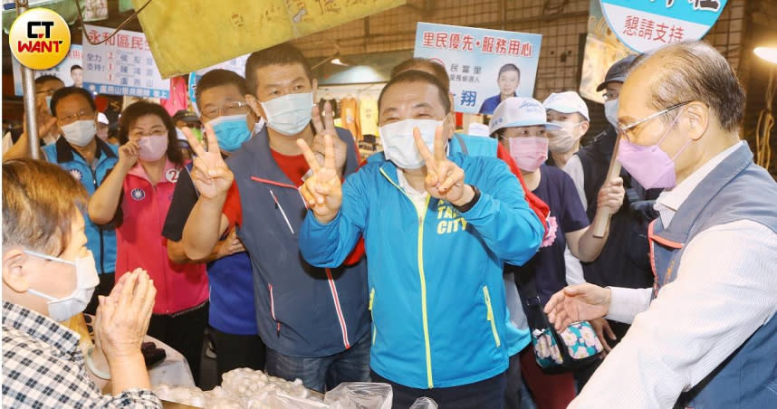 明天就是投票日，國民黨籍新北市長候選人侯友宜把握最後時刻，全力掃街拜票，沿途受到許多支持者熱烈歡迎。（圖／趙文彬攝）