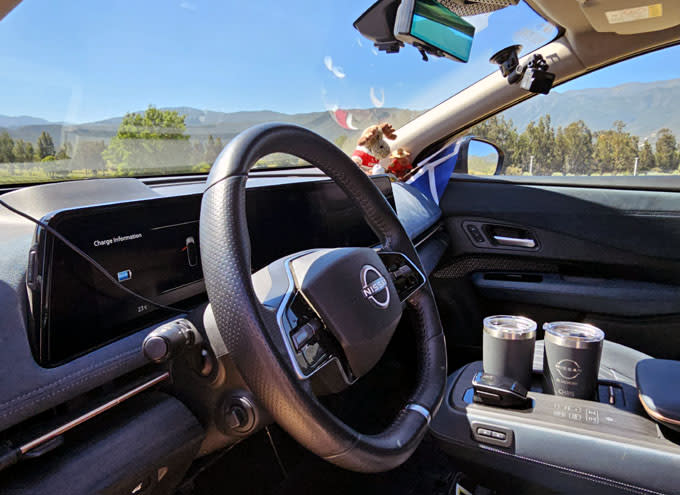 Interior del Nissan Ariya de los Ramsey. Al fondo, un reno de peluche que les obsequiaron en Canadá.