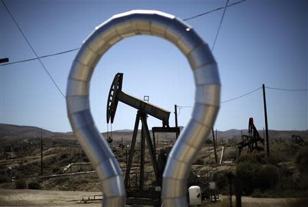 Pump jacks are seen in the Midway Sunset oilfield, California, in this April 29, 2013 file photo. REUTERS/Lucy Nicholson/Files