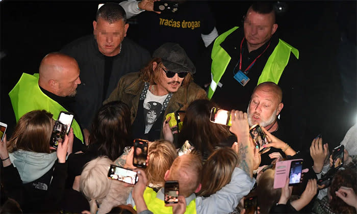 Johnny Depp en uno de sus conciertos en Inglaterra