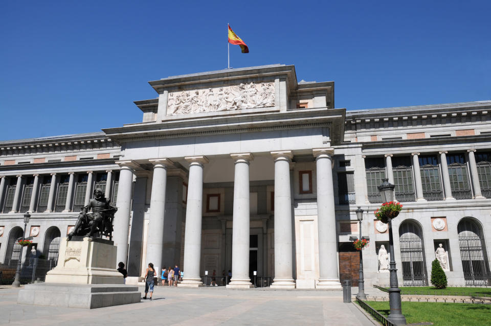 <b>Platz 6: Museo del Prado </b> <br> <br> 5 000 Zeichnungen, 2 000 Drucke, 2 000 Kunstgegenstände, 1 000 Münzen und Medaillen und mehr als 700 Skulpturen – damit kann das Museo del Prado in Madrid aufwarten. Als eines der weltgrößten und berühmtesten Kunstmuseen siedelt die Studie das spanische Bauwerk bei einem Wert von 60 Milliarden Euro an.