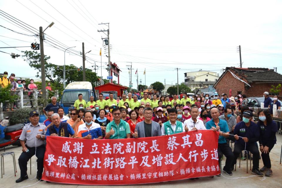 蔡其昌向中央爭取經費的橋江北街人行步道今天以舉辦健行活動方式慶祝完工。   圖：蔡其昌辦公室/提供