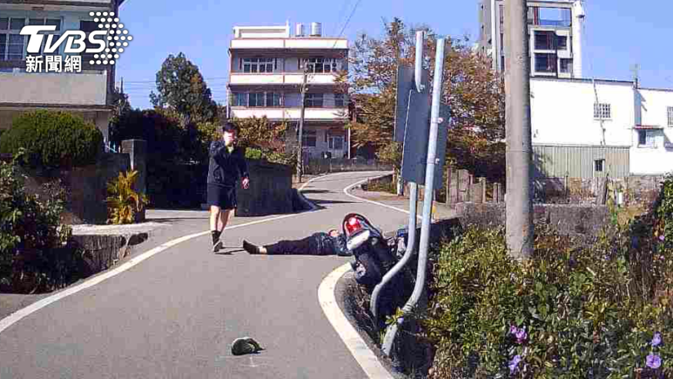 月眉派出所女警經過該地。（圖／TVBS）