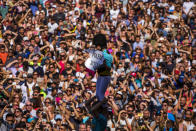 <p>A member of a castelle holds a placard reading in Catalan “We want to vote”, as she crowned the human tower in Sant Jaume square in Barcelona, Spain, Sunday, Sept. 24, 2017. (Photo: Emilio Morenatti/AP) </p>