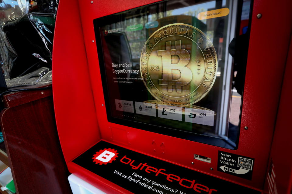 Eng Krypto Währung Geldautomaten ass an engem Geschäft zu Union City, New Jersey, US, den 19. Mee 2021. REUTERS/Mike Segar