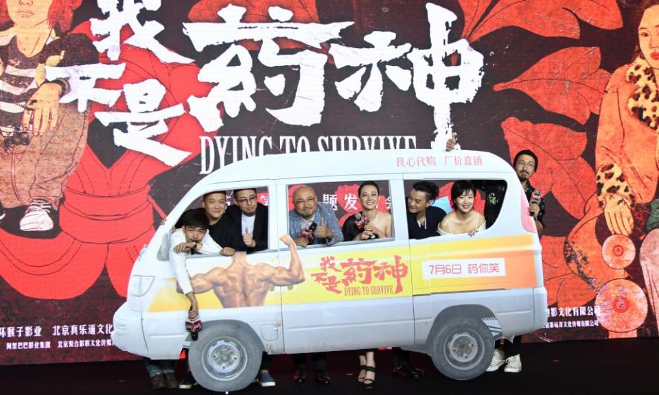 Director Wen Muye with cast members and crew of Dying To Survive