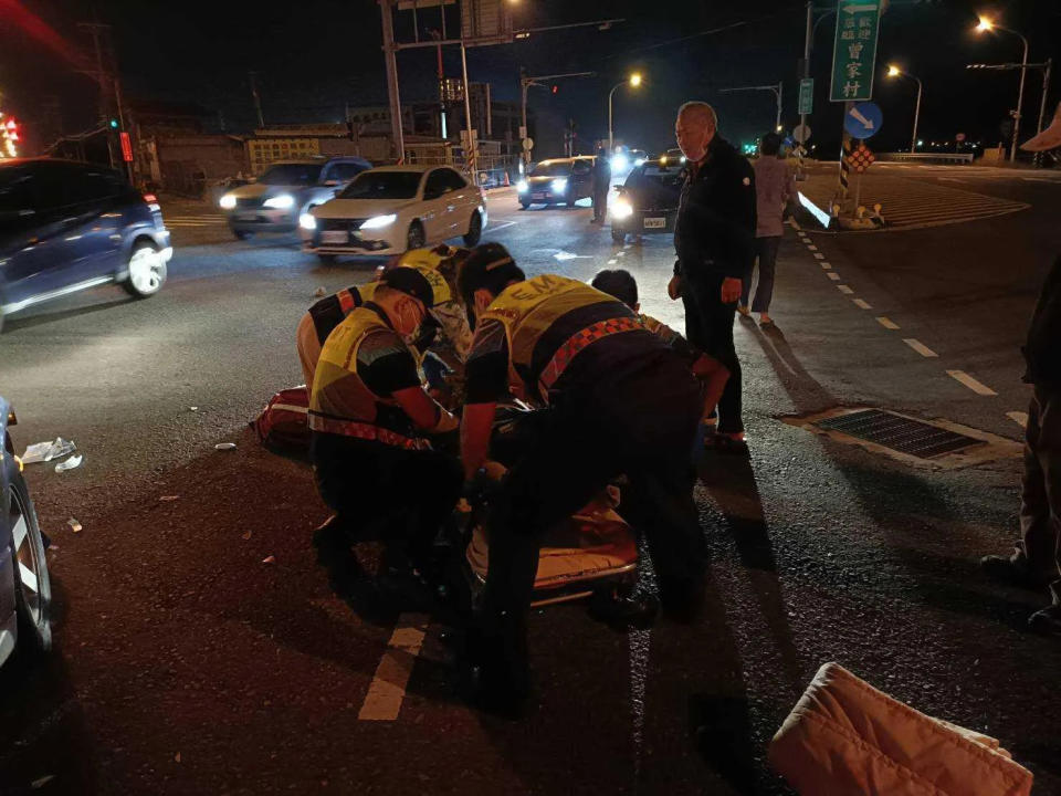 <strong>彰化伸港鄉就讀國小的3姊弟，昨晚過馬路遭撞飛，傷勢嚴重。（圖／中天新聞）</strong>