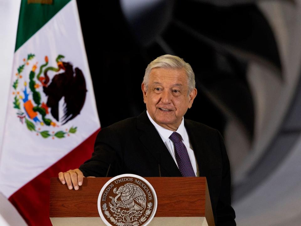 Mexican president Andrés Manuel López Obrador in front of the 787 engine during a July 2020 press conference.