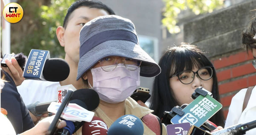 一名陸配趙小姐出面指控，中華兩岸婚姻家庭服務聯盟秘書長徐春鶯不只拆散自己家庭，還讓她被送回大陸綁在醫院3個月。（圖／劉耿豪攝）