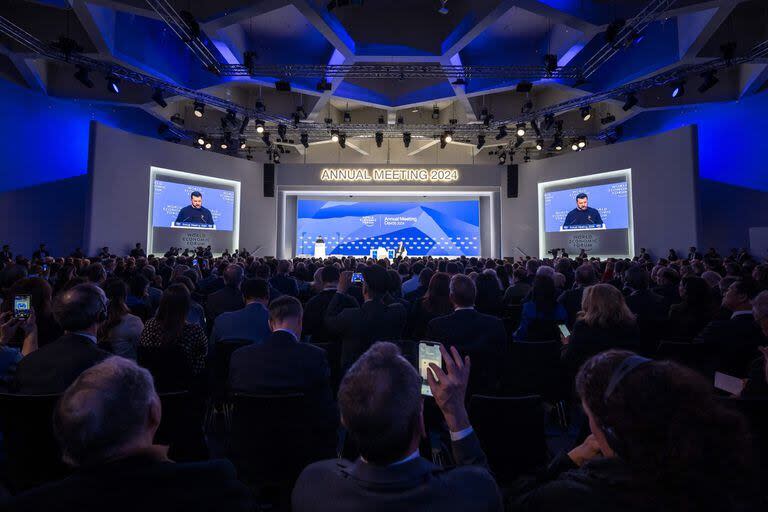 El presidente ucraniano, Volodimir Zelensky, se dirige a la asamblea en la reunión anual del Foro Económico Mundial (FEM) en Davos, el 16 de enero de 2024