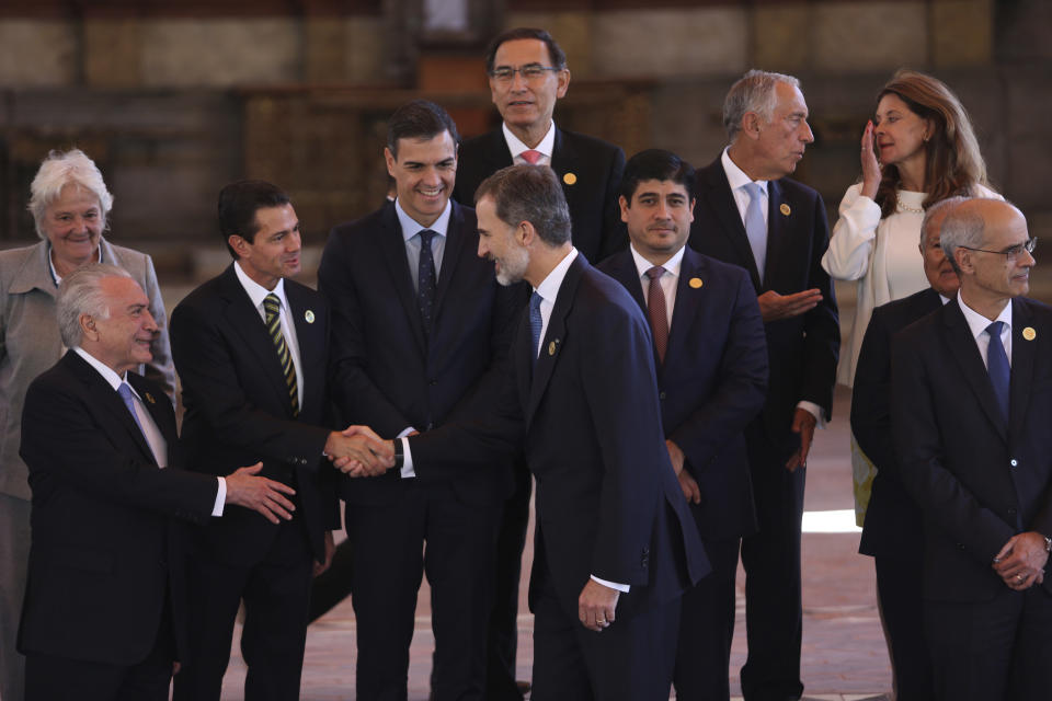 Spain's King Felipe, center, shakes hands with Mexico's President Enrique Pena Nieto, flanked by Brazil President Michel Temer, left, Peru's President Martin Vizcarra, center back, and Costa Rican President Carlos Alvarado, center right, prior to a group photo during the XXVI Ibero-American Summit in Antigua, Guatemala, Friday, Nov. 16, 2018. (AP Photo/Oliver de Ros)