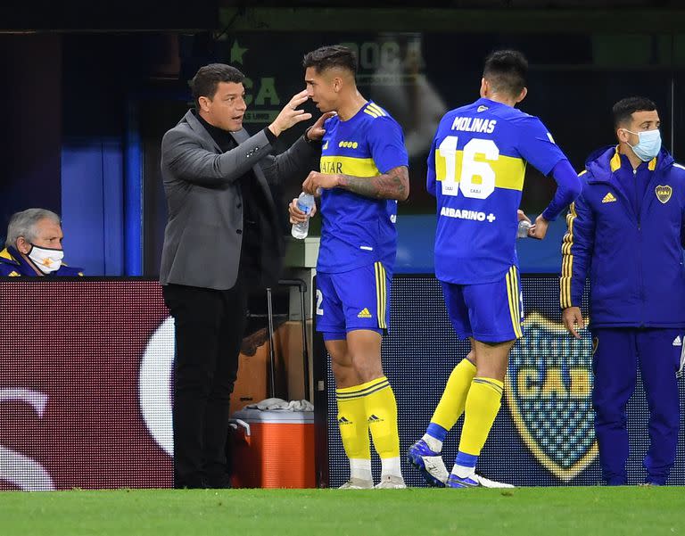 Sebastián Battaglia habla con Agustín Almenda (muy elogiado por Román Riquelme en los últimos días); en la imagen también aparece Aaron Molinas, que fue titular en los últimos dos. partidos ante Platense y Racing, pero podría volver al banco frente a Central