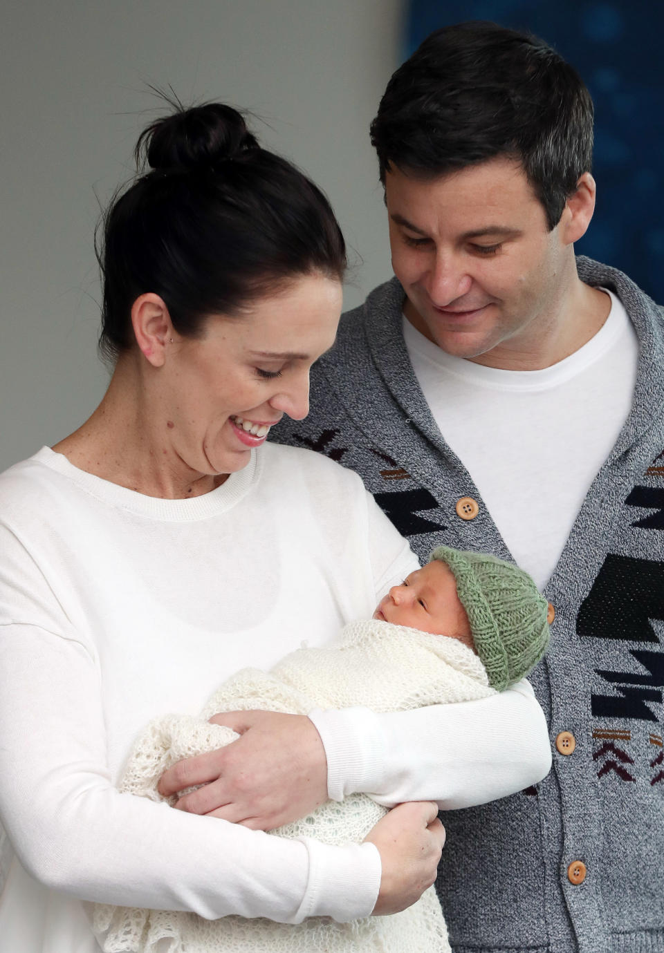 New Zealand Prime Minister Jacinda Ardern and partner Clarke Gayford pose with their baby daugther Neve Te Aroha Ardern Gayford outside the hospital in Auckland on June 24, 2018.