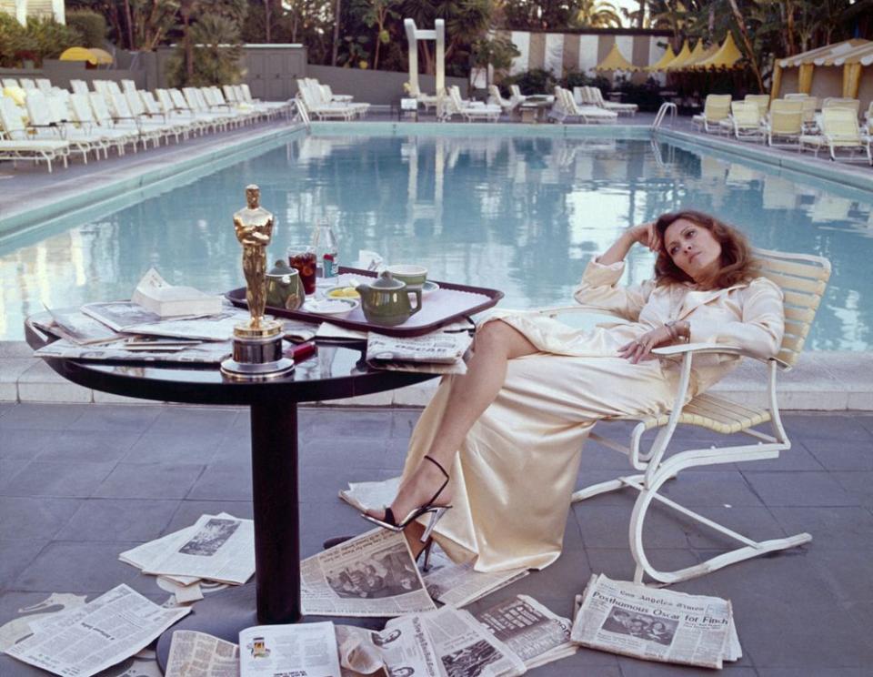 <p>Faye Dunaway eats breakfast by the Beverly Hills Hotel pool the morning after winning the Oscar for Best Actress (for <em>Network</em>) in 1977.</p>