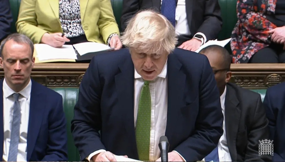 El primer ministro Boris Johnson actualiza a los parlamentarios de la Cámara de los Comunes en Londres sobre la situación más reciente con respecto a Ucrania.  Fecha de la foto: martes 22 de febrero de 2022. (Foto de House of Commons/PA Images vía Getty Images)