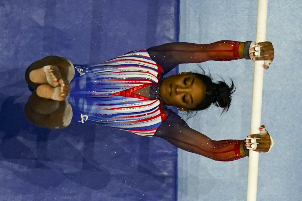 La gimnasta estadounidense Simone Biles compite en las barras asimétricas en el preolímpico de su país, el domingo 30 de junio de 2024, en Minneapolis (AP Foto/Charlie Riedel)