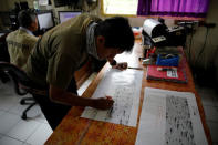 A volcanologist examines recent seismic charts taken near Mount Agung, a day after the volcano's alert status was raised to the highest level, at a government monitoring station and observatory in Rendang, on the resort island of Bali, Indonesia September 23, 2017. REUTERS/Darren Whiteside