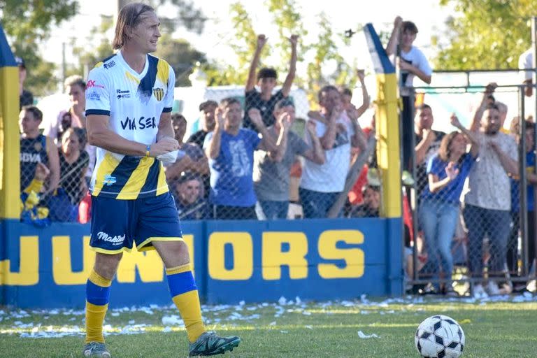 Adrián Bastía, con la camiseta de Belgrano de Serodino. en la Liga Totorense de Santa Fe