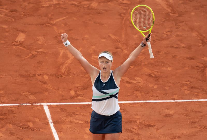 Barbora Krejcikova celebra la victoria en su partido de semifinales contra Maria Sakkari en el día 12 del Abierto de Francia en el Stade Roland Garros.