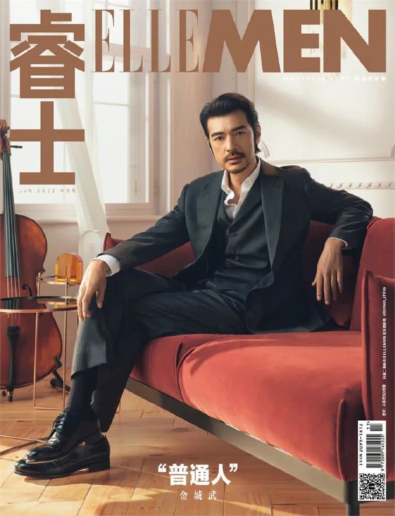 金城武2年前驚喜登上中國雜誌的封面，可見他以蓄鬍的模樣，展現超Man熟男魅力。（圖／翻攝自微博）