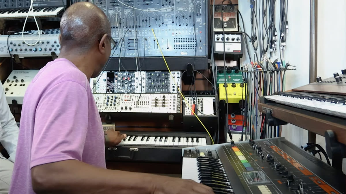  Greg Phillinganes plays Thriller synth parts. 