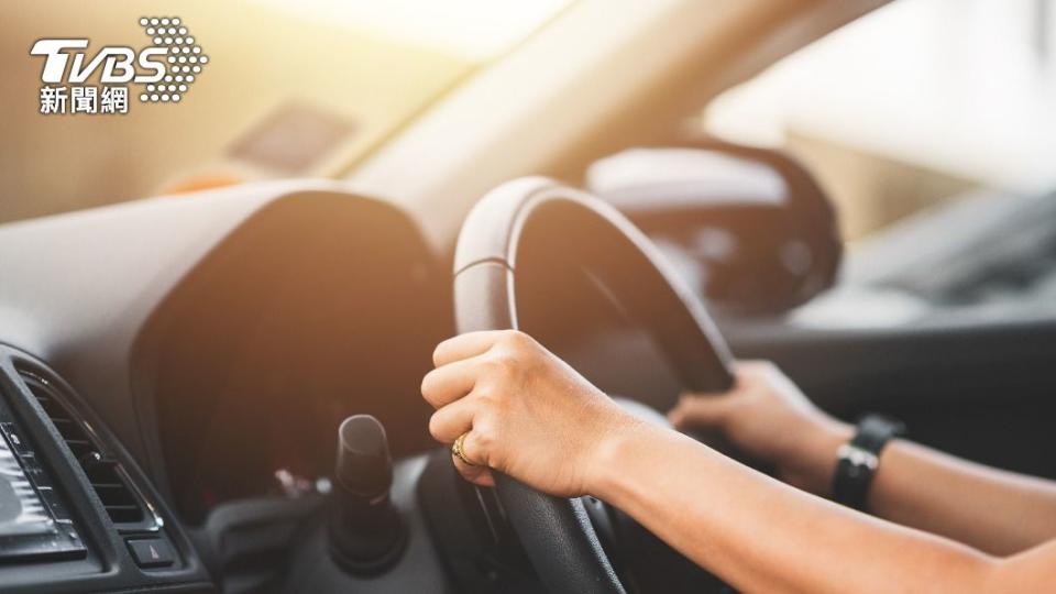 小型車的行車安全距離為「時速除以2公尺」。（示意圖／shutterstock達志影像）