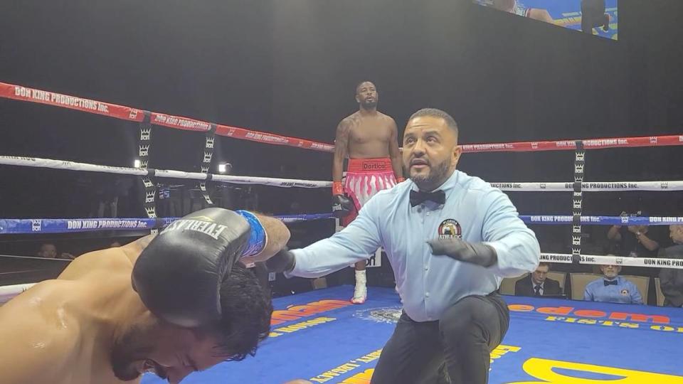 Alan Campa recibe el conteo de protección en la pelea con Yuniel Dorticós, celebrada el viernes en Fort Lauderdale.