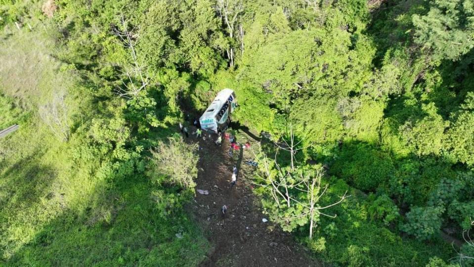 2023年8月3日，墨西哥一輛巴士在中部納亞里特州山區公路墜谷。翻攝推特＠Canal 13 Guadalajara