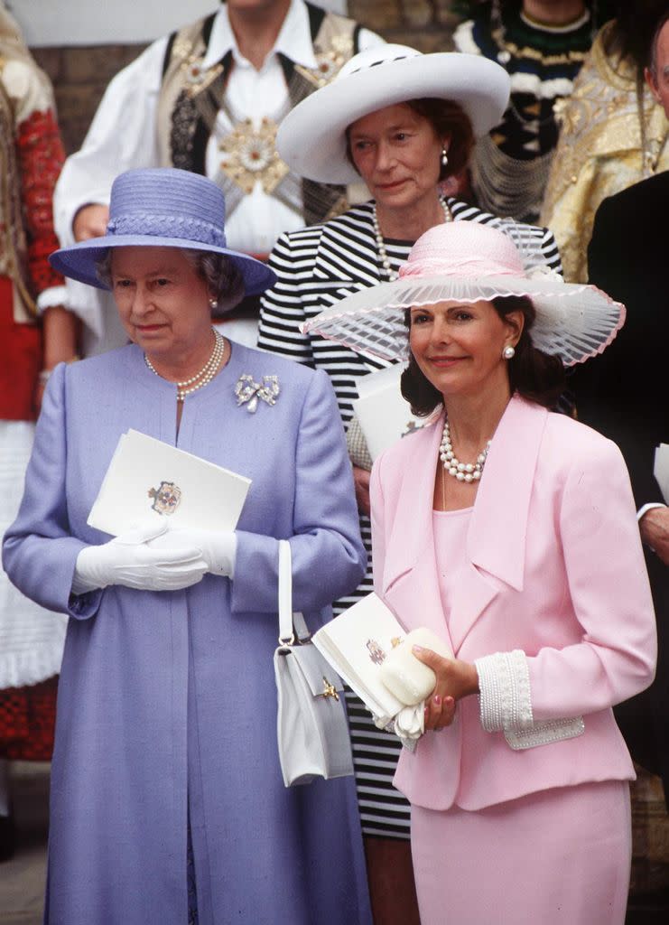 Isabel II y Silvia de Suecia en la boda de Pablo de Grecia