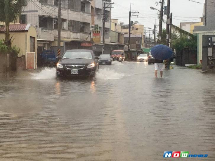 ▲受到海棠颱風的影響，南部地區籠罩在大雨中， 31 日清晨台南市安南區安中路一段的長溪街淹水嚴重。（圖／民眾提供,2017.7.31）