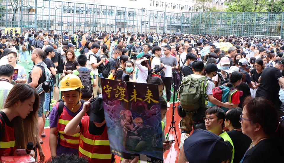 香港旺角遊行開始， 警方對暴力行為零容忍。（中央社）