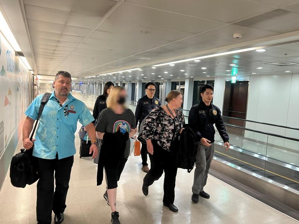 刑事局國際刑警科得知萊斯攜女子前往帛琉旅遊，隨即通報澳洲、帛琉警方，三方合作順利將她逮捕。（刑事局提供）