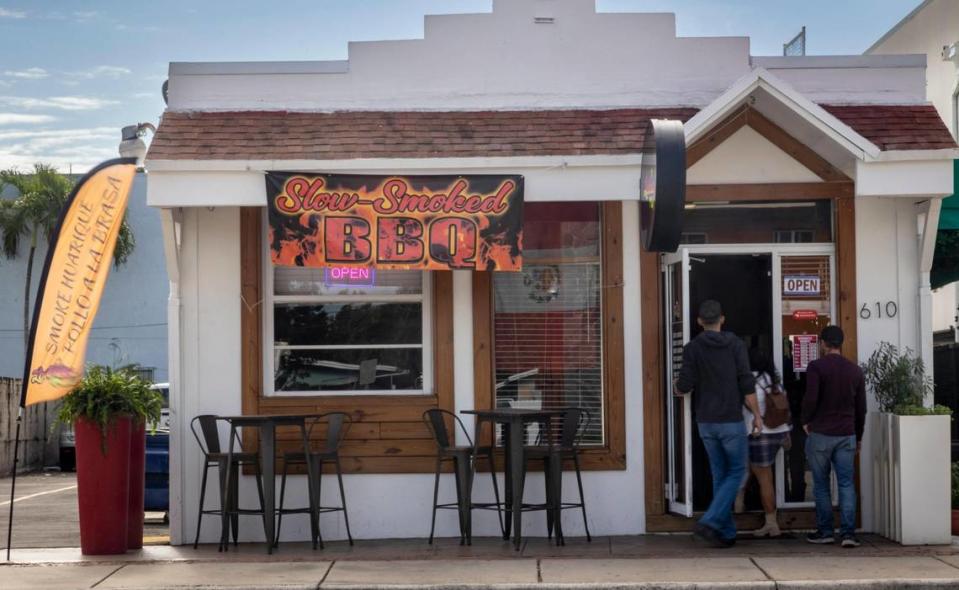 Clientes llegando a La Veridica BBQ, en Hialeah, para el almuerzo. Jose A. Iglesias/jiglesias@elnuevoherald.com