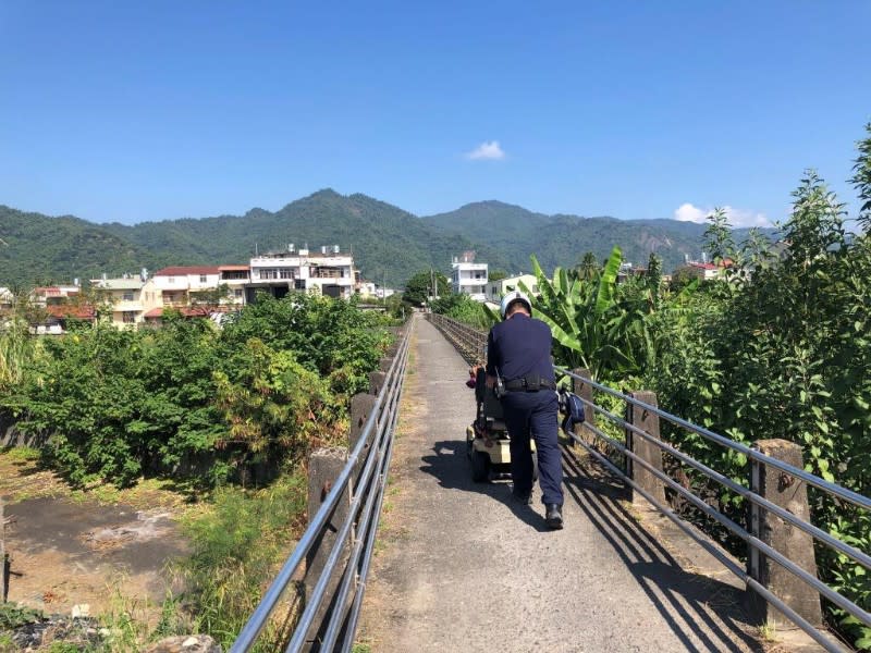 七旬老翁路邊刁車　旗警陪他找回家的路